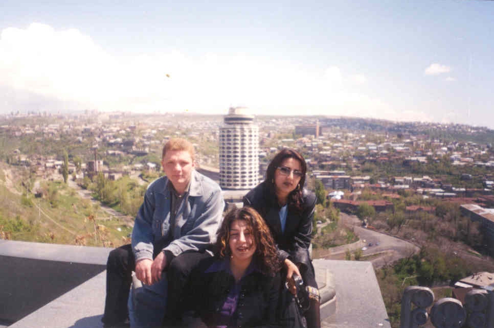 На фоне Дворца Молодежи